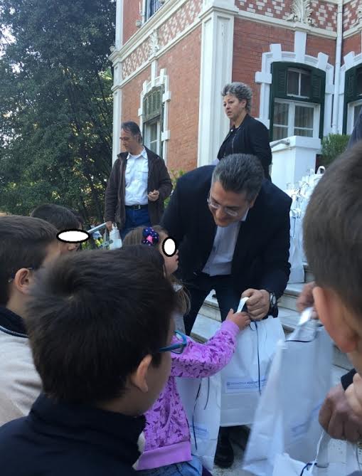 Πασχαλινές λαμπάδες και δώρα μοίρασε ο Απ. Τζιτζικώστας